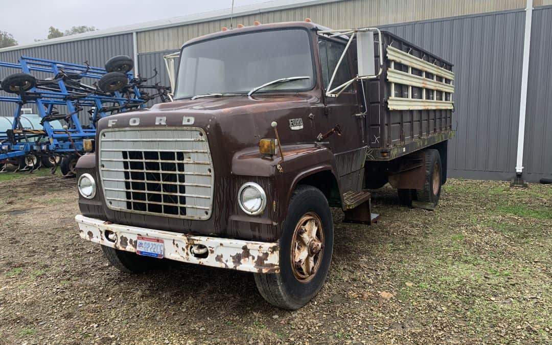 FORD STRAIGHT TRUCK