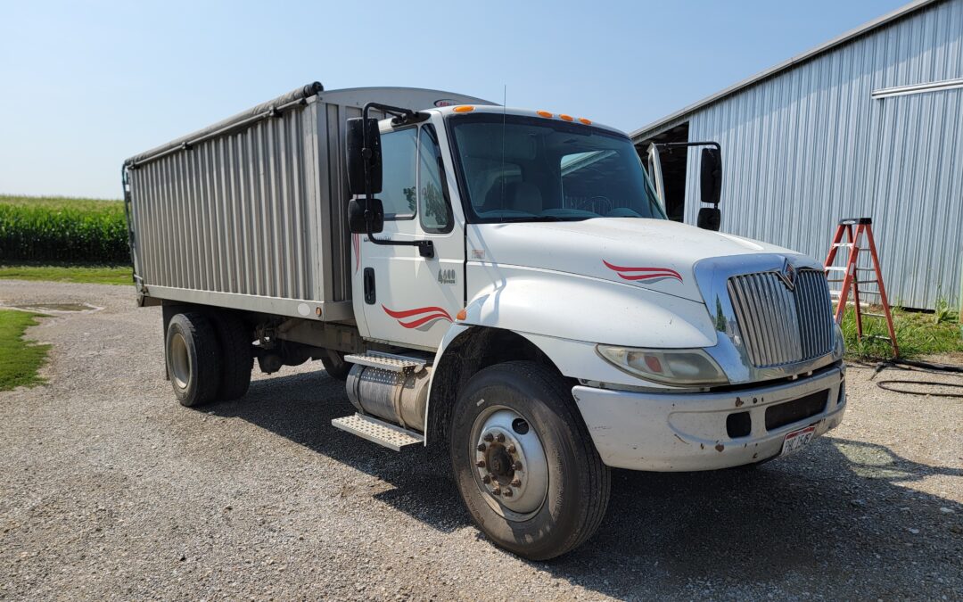 2002 INTERNATIONAL DURASTAR 4400 Wilson823-B28